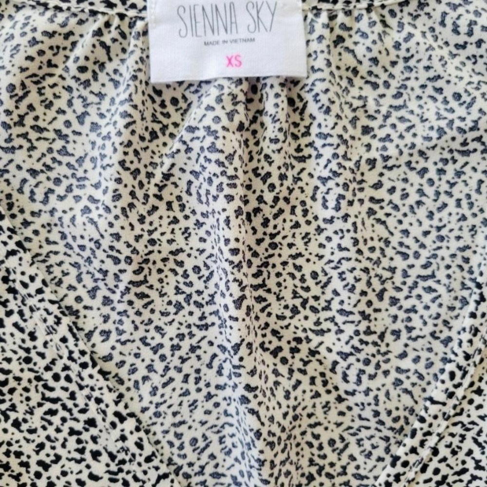 Sienna Sky peplum top XS black white short sleeve - Picture 6 of 6
